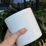 Biała elegancka osłonka na rośliny 13 cm – lekka i odporna