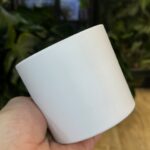 Biała elegancka osłonka na rośliny 8 cm – lekka i odporna