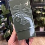 Oliwkowy nawadniacz kropelkowy D-shape z tłoczonym motywem liścia monstery do palika z mchem sphagnum, Variegarden.